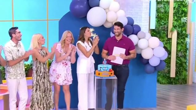 Έκπληξη στο πλατό για τα γενέθλια του Ετεοκλή Παύλου - Η πρωτότυπη τούρτα