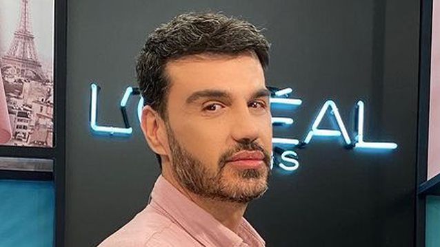 Ο Παντελής Τουτουντζής ποζάρει αγκαλιά με τα παιδιά του