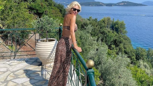 Ελένη Μενεγάκη | Στο Μεγανήσι μαζί με τον Μάκη Παντζόπουλο και τα παιδιά της