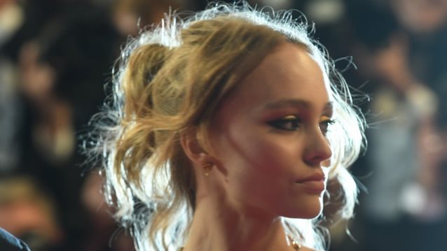 H Lily-Rose Depp δεν δέχεται πως η καριέρα της οφείλεται στους γονείς της