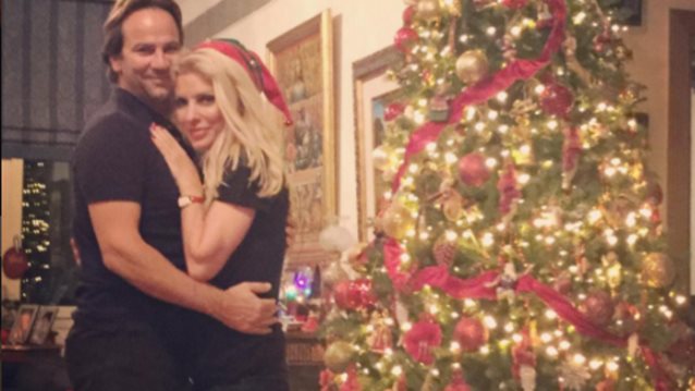 Άγγελος Λάτσιος: Δείτε τον γιο της Ελένης Μενεγάκη μπροστά στο χριστουγεννιάτικο δέντρο του σπιτιού τους!