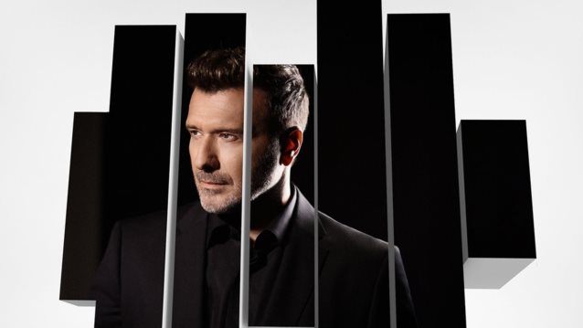 Ο Γιάννης Πλούταρχος επιστρέφει με ένα δυναμικό ζεϊμπέκικο και τονίζει πως "Δε Γίνεται"