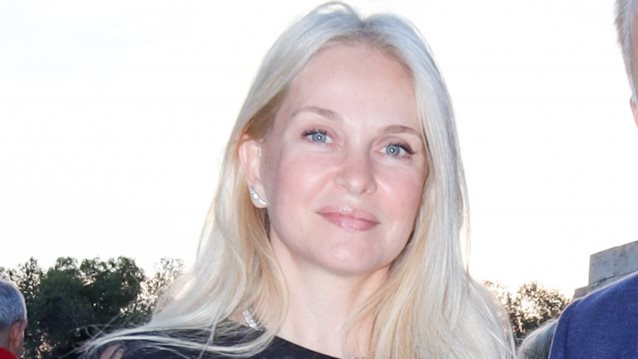 Μαρί Κωνσταντάτου | Σε νέα δημόσια εμφάνιση με τον σύζυγό της με βελούδινο μπλε κοστούμι