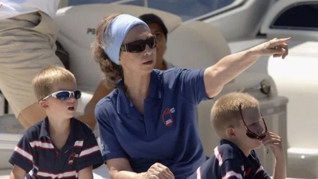 Σπάνιο throwback: Η δεινή ιστιοπλόος Σοφία γιορτάζει το χρυσό Ολυμπιακό μετάλλιο του αδελφού της,τέως βασιλιά Κωνσταντίνου