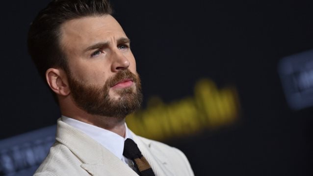 Chris Evans: Ποστάρει κατά λάθος γυμνή φωτογραφία του και το ίντερνετ καταρρέει
