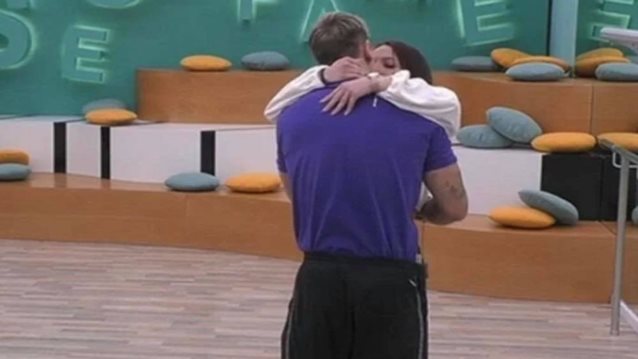 House Of Fame | Η συντροφος του Γιαννη Αρβανιτιδη &quot;εισεβαλε&quot; στο σπιτι