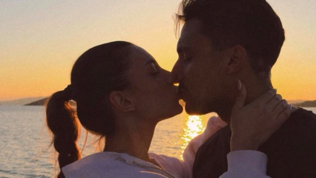 Η Μαριαλένα Ρουμελιώτη ποζάρει με φουσκωμένη κοιλιά στην αγκαλιά του Σάκη Κατσούλη