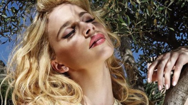 Νάντια Μπουλέ: Ποζάρει γυμνή μέσα στη μπανιέρα: Φωτογραφία