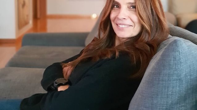 Ευτυχισμένη μαμά η Πόπη Τσαπανίδου | Η κόρη της, Μαρίνα, παντρεύτηκε στην Τήνο (pics)