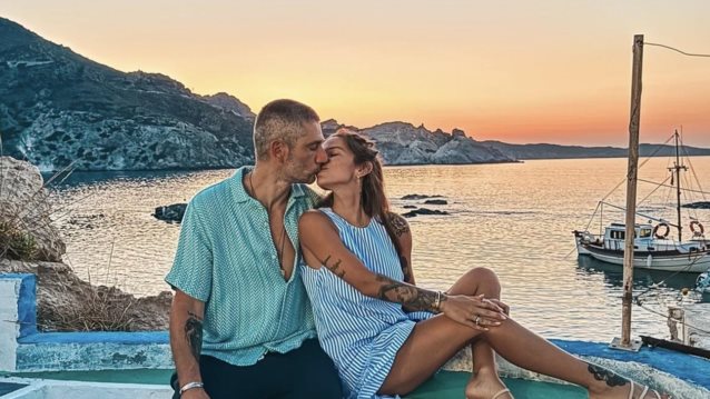 Εριέττα Κούρκουλου Λάτση και Βύρωνας Βασιλειάδης αγκαλιασμένοι στην αμμουδιά