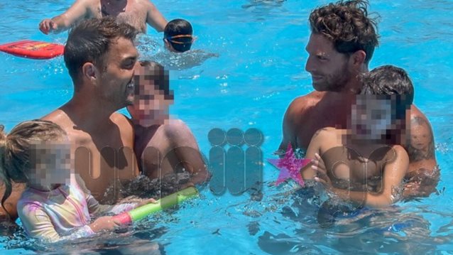 Στέλιος Χανταμπάκης &amp; Γιώργος Μανίκας: Παιχνίδια στο νερό με τα παιδιά τους! Δείτε τα σπάνια στιγμιότυπα