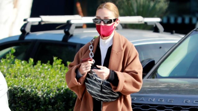 Η Ελένη Φουρέιρα με urban look στη Γλυφάδα