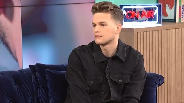 Θάνος Λάμπρου: "Τραγούδησα δίπλα στη Χάρις Αλεξίου - Εάν δεν σε βοηθήσει ο πατέρας σου, τότε ποιος; Συγγνώμη κιόλας!"