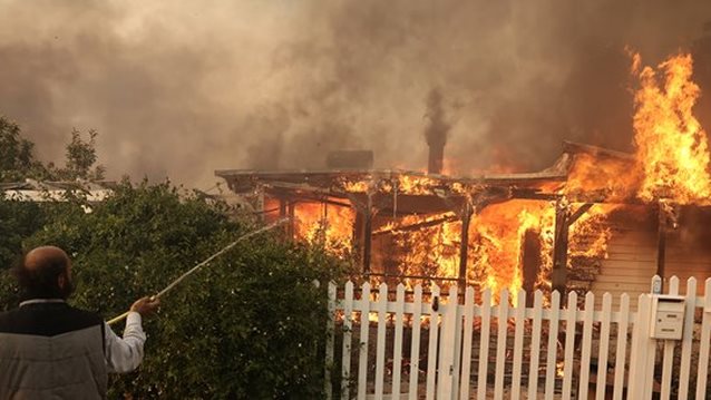 Πύρινη κόλαση στην Αττική: Καίγονται σπίτια - Μάχη με τις φλόγες σε Παλλήνη, Ντράφι, Ανθούσα και Γέρακα [εικόνες]