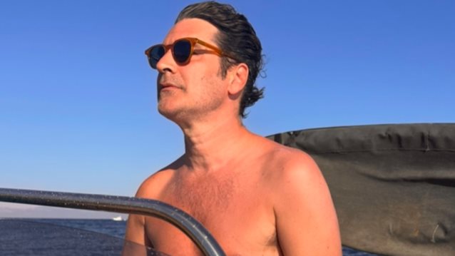 Το φωτογραφικό άλμπουμ του Χριστόφορου Παπακαλιάτη από το καλοκαίρι του στους Παξους