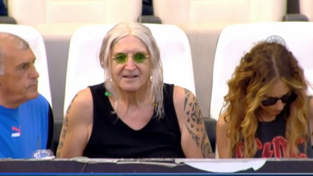 Ο Νίκος Καρβέλας στο γήπεδο με τη σύντροφό του, Έλενα Φερεντίνου