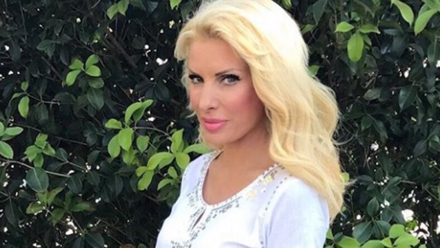 Ελένη Μενεγάκη: Επέστρεψε στην Άνδρο! Φωτογραφίες από τo νυχτερινό beach party με τον Μάκη Παντζόπουλο στα Άχλα