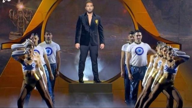 J2US | Ο Νίκος Κοκλώνης παρουσίασε στη σκηνή το νέο όλο νόημα τραγούδι του