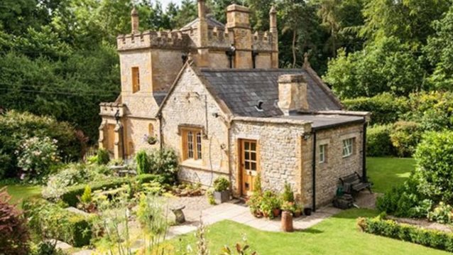 Εσύ θα έμενες στο μικρότερο κάστρο της Αγγλίας;
: Διατίθεται προς πώληση και κοστίζει όσο ένα διαμέρισμα στο Λονδίνο
