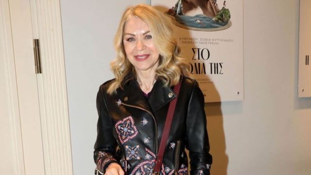 Η Έλλη Στάη με μπεζ strapless top και κοστούμι με παγιέτες σε βραδινή έξοδο