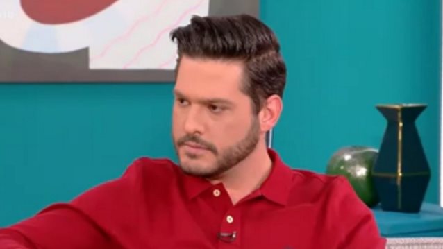 Φοίβος Παπαδάκης: "Το επίθετο Παπαδάκης είναι πολύ βαρύ. Όταν βγαίνω μπροστά στην κάμερα παύει να υπάρχει. Eίμαι ο Φοίβος Παπαδάκης"