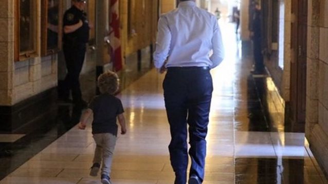 Justin Trudeau: Μαζί με τον γιο του στο πρωθυπουργικό Μέγαρο!