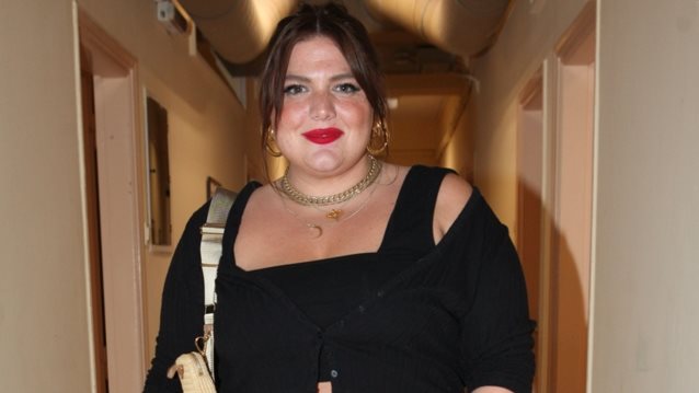 Ψηλόμεσο σορτς και ψηλοτάκουνα πέδιλα | Το καλοκαιρινό outfit που επέλεξε η Δανάη Μπάρκα