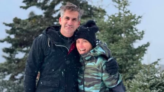 Πρωτοχρονιά στα χιόνια για τη Σία Κοσιώνη και τον Κώστα Μπακογιάννη, μαζί με τον γιο τους