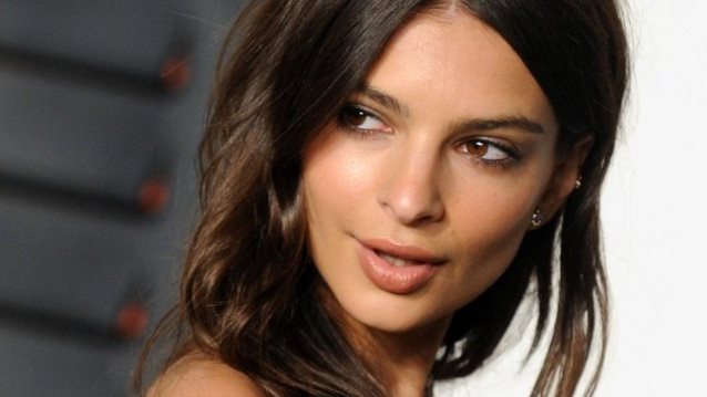 Emily Ratajkowski: Φόρεσε το πιο κομψό μίνι φόρεμα
