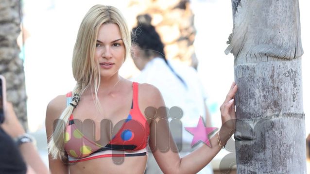 Βίκυ Κάβουρα: Μόνο με το μαγιό της στη Μύκονο! Δείτε την πιο σέξι από ποτέ