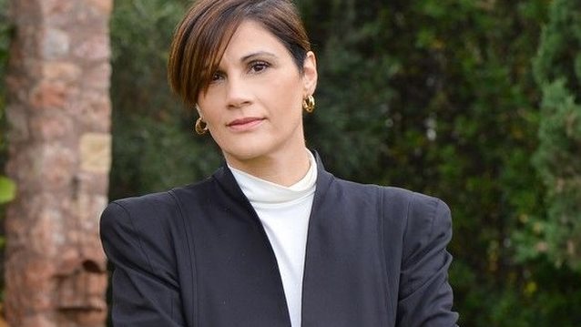 Η Άννα Μαρία Παπαχαραλάμπους φόρεσε την αγαπημένη φούστα των fashion influencers με τον πιο σύγχρονο τρόπο