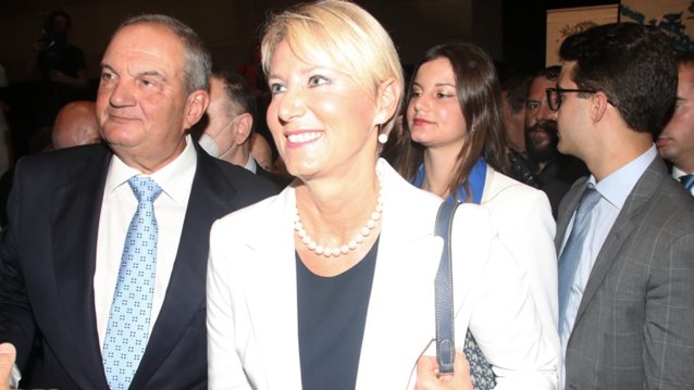 Η σπάνια εμφάνιση της Νατάσας Παζαΐτη με κομψό κατάλευκο κοστούμι