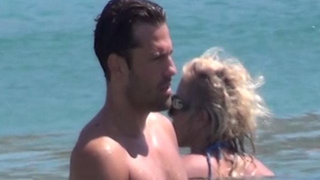 Ο Κωνσταντίνος Αργυρός μόνο ... με το μαγιό του στη Μύκονο