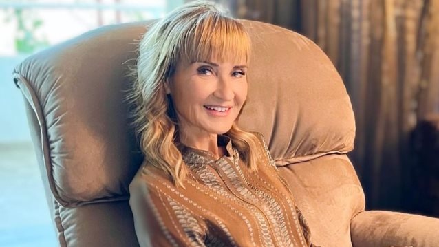 Ρεβεγιόν Πρωτοχρονιάς στο σπίτι | Τρία looks της Μάρας Ζαχαρέα που μπορείς να αντιγράψεις