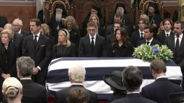 Τέως βασιλιάς Κωνσταντίνος | Οι συμβολισμοί πίσω από τις θέσεις της οικογένειας μέσα στη Μητρόπολη