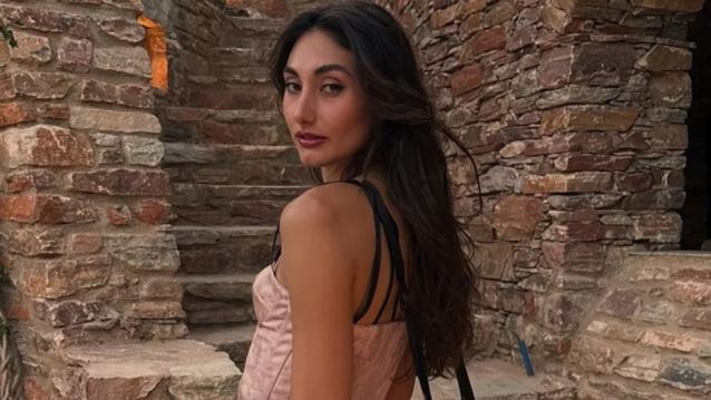 Η Ευαγγελία Πλατανιώτη με total Zara look στη Σιγκαπούρη | Κοστίζει κάτω από 50 ευρώ