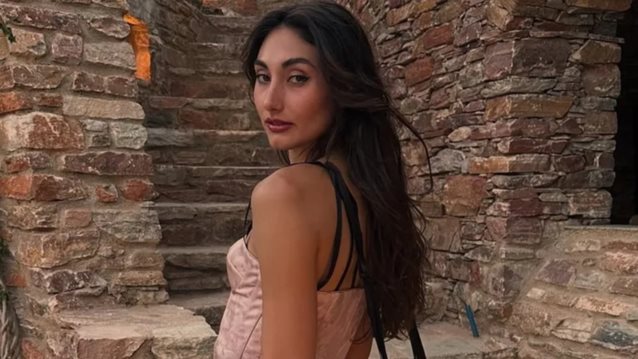 Είσαι καλεσμένη σε γάμο; Η Ευαγγελία Πλατανιώτη με φόρεμα στο χρώμα που είναι η τέλεια επιλογή