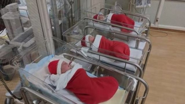MamaPost by The Mamagers: Αυτό το νοσοκομείο στέλνει τα νεογέννητα στο σπίτι μέσα σε χριστουγεννιάτικες κάλτσες!