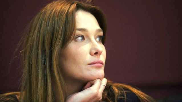 H Carla Bruni προσεύχεται για την Ελλάδα με αφορμή τις πυρκαγιές