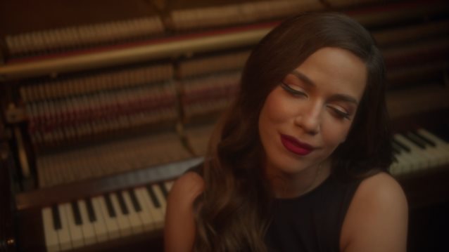 Αυτό το κομμάτι κυκλοφορεί η Κατερίνα Στικούδη λίγες μέρες μετά τη γέννηση του γιου της!