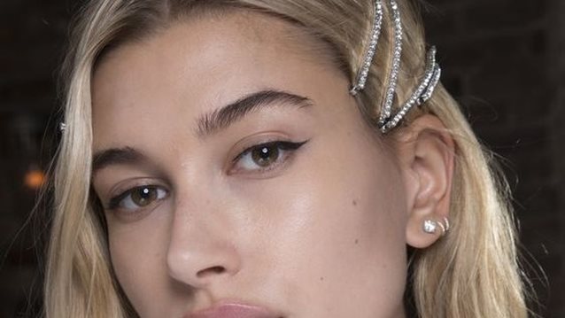 Hailey Bieber : Πώς έκανε τα μαλλιά της για να υποδεχτεί τη νέα σεζόν
