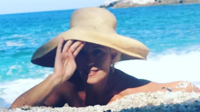 Μαρία Μπακοδήμου: Το άλμπουμ διακοπών της από τη Σαντορίνη