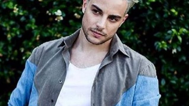 Άρης Μακρής: Δείτε το σώμα του τραγουδιστή των Boys and Noise με μαγιό