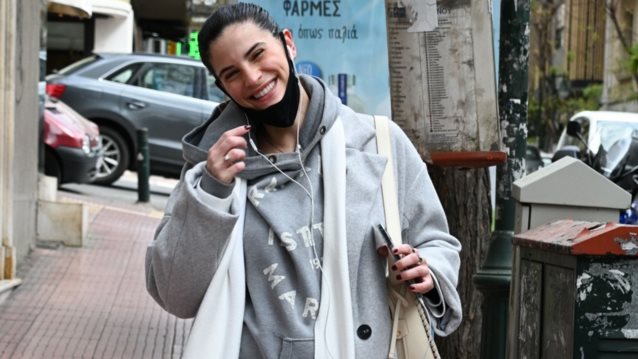 Πρωινή βόλτα για τη Χριστίνα Μπόμπα στον 7ο μήνα της εγκυμοσύνης της