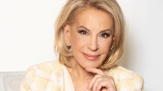 Η Όλγα Τρέμη με bouclé σακάκι και μπεζ παντελόνι στην ημερίδα &quot;Women Who Dare&quot;