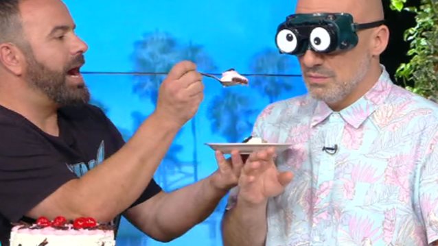 Νίκος Μουτσινάς: Ο Βασίλης Καλλίδης εισέβαλε στην εκπομπή του &amp; τον τάισε κροκόδειλο και ακρίδες!