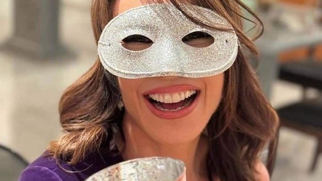 Τατιάνα Στεφανίδου | Σε απόλυτα αποκριάτικο φωτογραφικό στιγμιότυπο