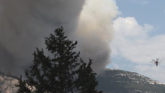 &quot;Εκρηξη&quot; φωτιάς έφερε μεγάλη αναζωπύρωση στην Πάρνηθα: Ανησυχία για τους Θρακομακεδόνες, στο νοσοκομείο πυροσβέστης