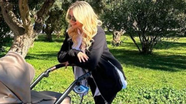 Κωνσταντίνα Σπυροπούλου | To μωράκι της έγινε 40 ημερών - Η πρώτη τους βόλτα