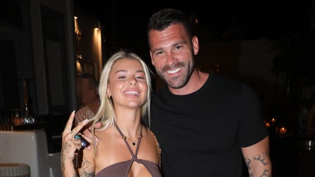 Η βόλτα του Στάθη Σχίζα και της CInderella στα σοκάκια της Μυκόνου που συζητήθηκε